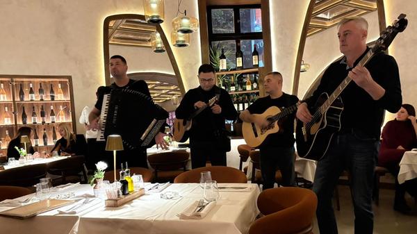 ... traditionelle serbische Live-Musik.