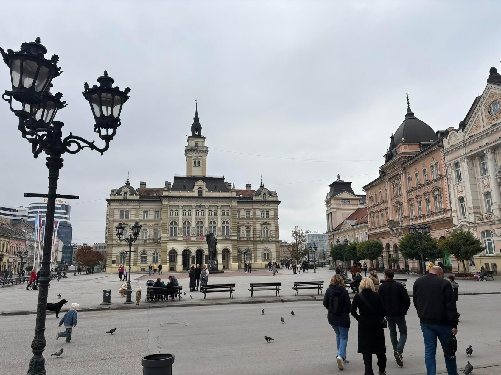 Eine gute Autostunde von Belgrad entfernt - es fährt auch ein Zug in einer Stunde dort hin - ist die zweitgrößte Stadt Serbiens, Novi Sad.