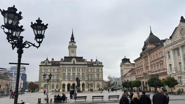 Eine gute Autostunde von Belgrad entfernt - es fährt auch ein Zug in einer Stunde dort hin - ist die zweitgrößte Stadt Serbiens, Novi Sad.