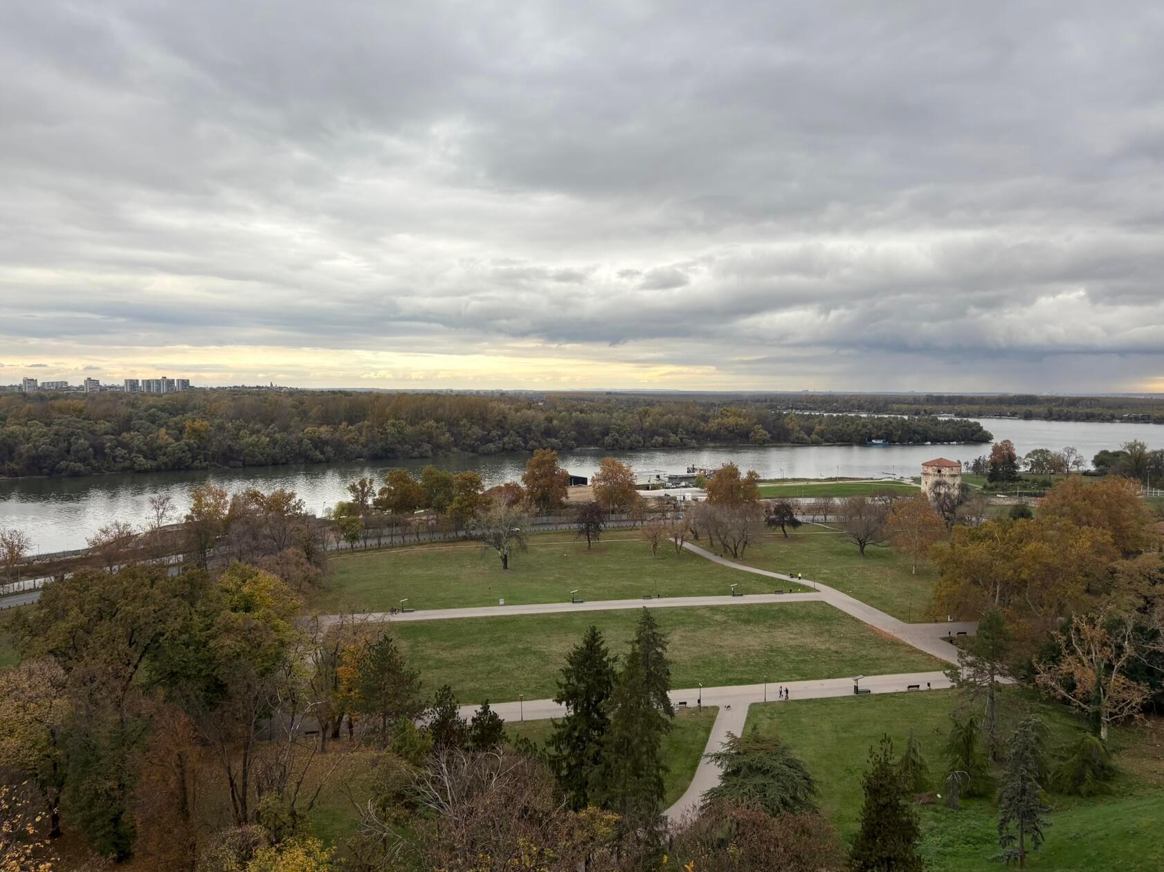 Auf einem Fels am Flussufer steht die Festung Petrovaradin, die größtenteils aus dem 17. und 18. Jahrhundert stammt, einen schönen Ausblick bietet und ...