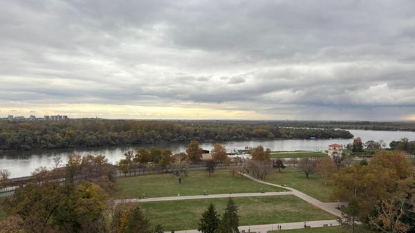 Auf einem Fels am Flussufer steht die Festung Petrovaradin, die größtenteils aus dem 17. und 18. Jahrhundert stammt, einen schönen Ausblick bietet und ...