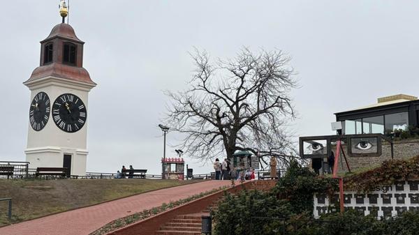 ... für ihren markanten Uhrturm bekannt ist. Ein besonderes Merkmal ist, dass Stunden- und Minutenzeiger vertauscht sind, weshalb der Turm auch "betrunkene Uhr" genannt wird.