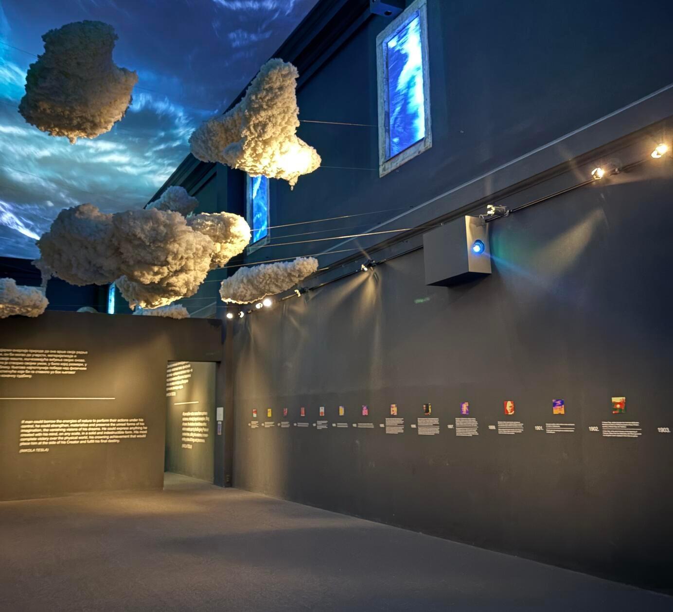 In der Festung ist ein Museum untergebracht. Es zeigt zum einen die Geschichte der Stadt und der Festung. Zum anderen erzählt sie die Geschichte von Mileva Marić. Sie war die erste Serbin und eine der ersten Frauen, die ein Mathematik- und Physikstudium aufnahmen. Und: Sie war die erste Frau von Albert Einstein. Auch sie forschte - einiges dazu ist im Museum zu sehen.