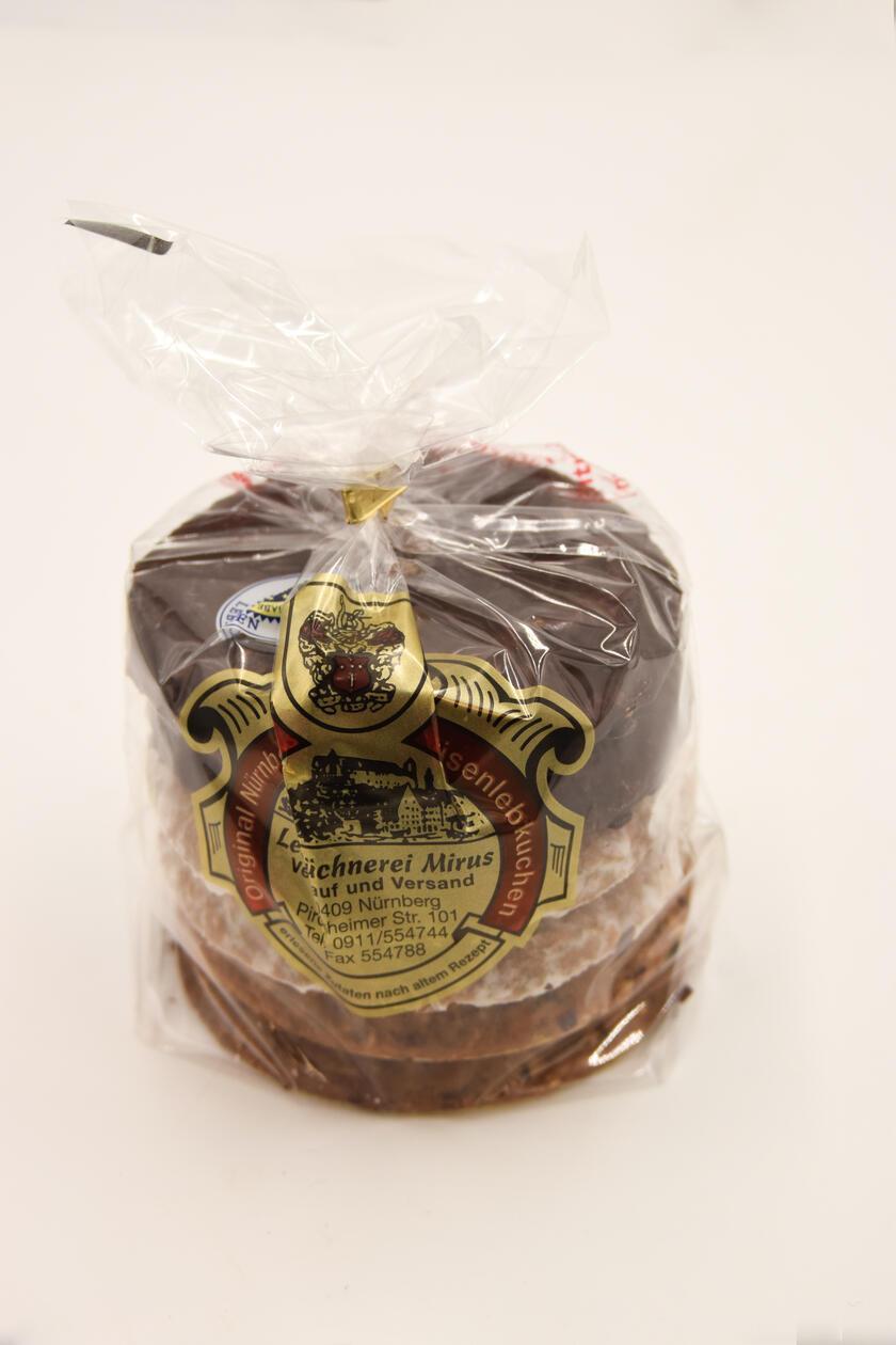 Platz 7: In der Pirckheimer Straße 101, in Nürnberg, entstehen Elisenlebkuchen und Butterstollen und das bereits seit über 40 Jahren. Die <b>Bäckerei Mirus</b> wirbt vor allem mit Qualität und Ofenfrische. Das weihnachtliche Gebäck gibt es dort mit Schokolade oder mit Zucker überzogen sowie ohne Glasur. Unsere User brachte die Lebküchnerei auf den siebten Platz.
