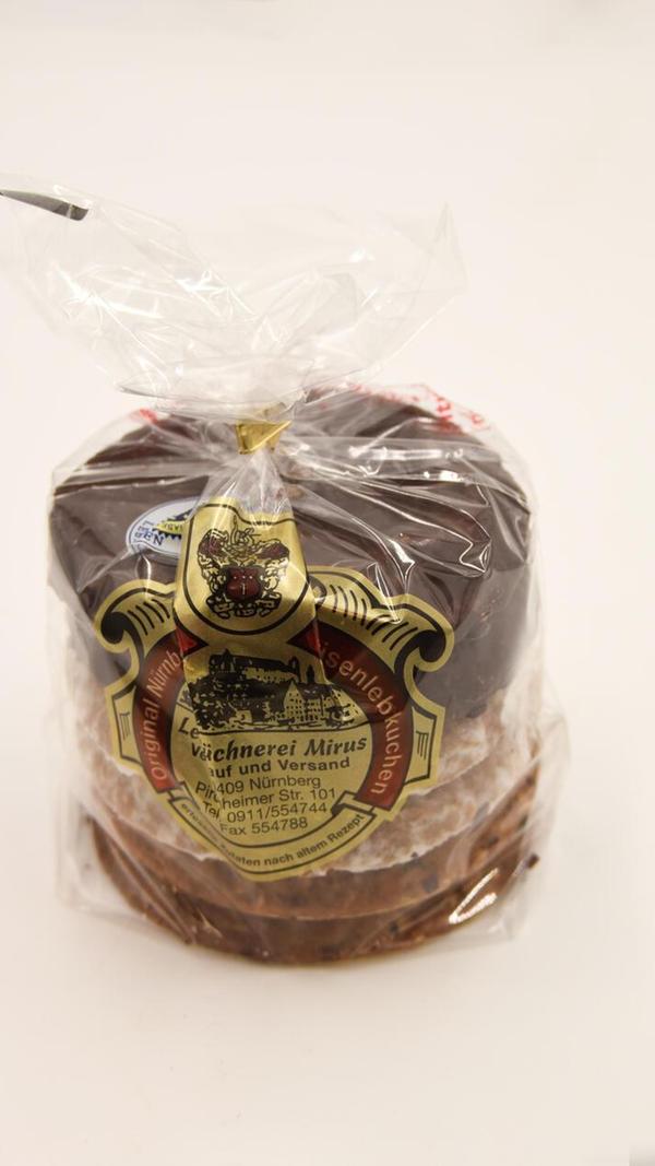 Platz 7: In der Pirckheimer Straße 101, in Nürnberg, entstehen Elisenlebkuchen und Butterstollen und das bereits seit über 40 Jahren. Die <b>Bäckerei Mirus</b> wirbt vor allem mit Qualität und Ofenfrische. Das weihnachtliche Gebäck gibt es dort mit Schokolade oder mit Zucker überzogen sowie ohne Glasur. Unsere User brachte die Lebküchnerei auf den siebten Platz.