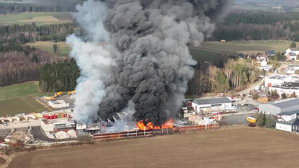 Feuer in Lagerhalle ausgebrochen: Großaufgebot de
