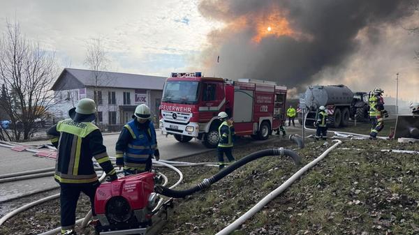 Feuer in Lagerhalle ausgebrochen: Großaufgebot de