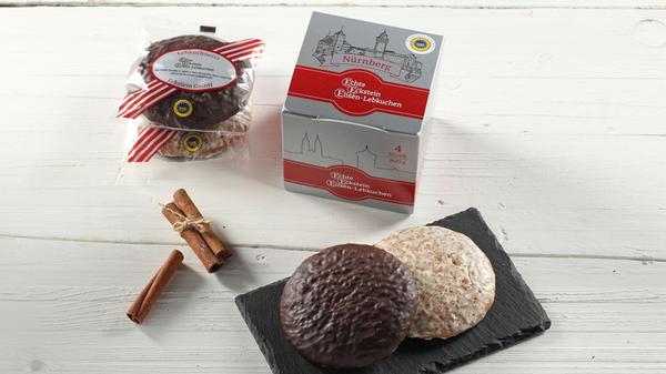 Platz 6: Bei <b>Lebkuchen Eckstein</b> stehen unter anderem die klassischen Elisenlebkuchen, Pistazienlebkuchen, Glühweinlebkuchen oder vegane Lebkuchen auf der Agenda. Als Highlight verkauft das Team seine Spezialitäten in Dosen, die später als Windlichter verwendet werden können. Die Lebküchnerei liegt in der Xantener Straße 1, in Nürnberg und schafft es in unserem Voting auf Platz sechs.