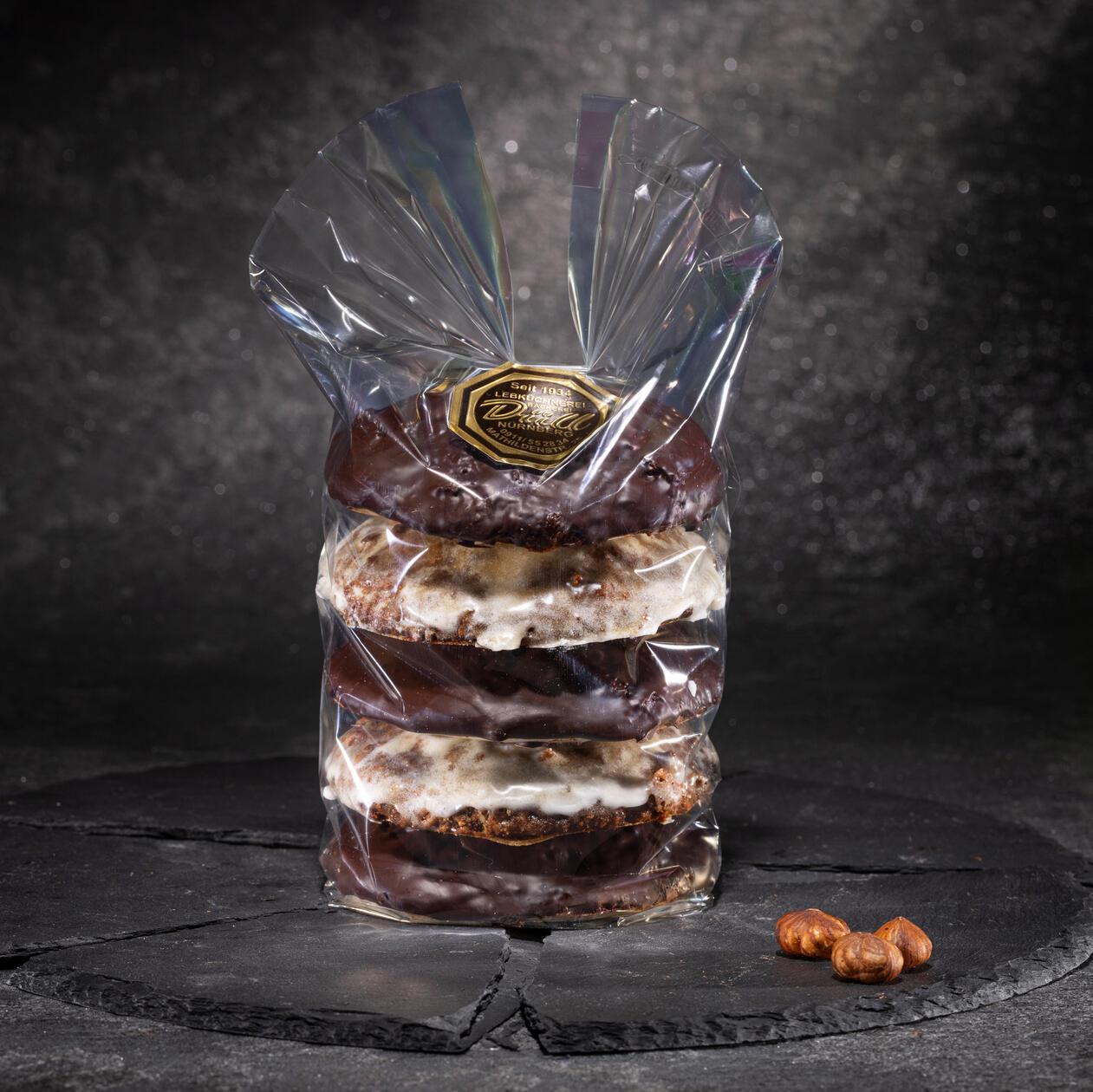 Platz 4: In der <b>Bäckerei Düll</b> dreht sich alles um Nürnberger Elisenlebkuchen und Weihnachtsgebäck. Dabei bietet das Team die Lebkuchen mit verschiedensten Glasuren an: von Cappuccino-Schokolade über Erdbeer- oder Honig-Schokolade bis hin zu Punschglasur und naturbelassen. Mit 479 abgegebenen Stimmen holt die Bäckerei den vierten Platz.