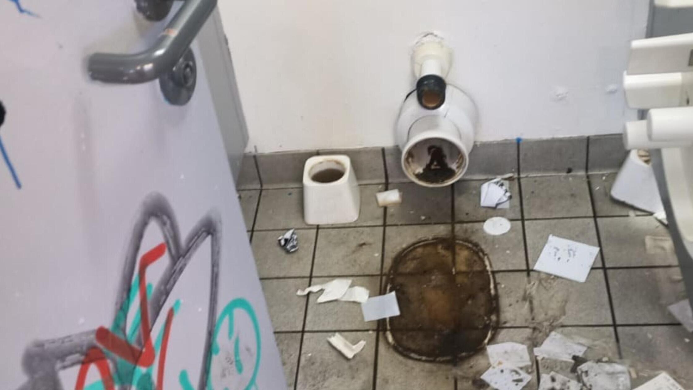 Zerstörte Toiletten im Gäste-Bereich des MMS