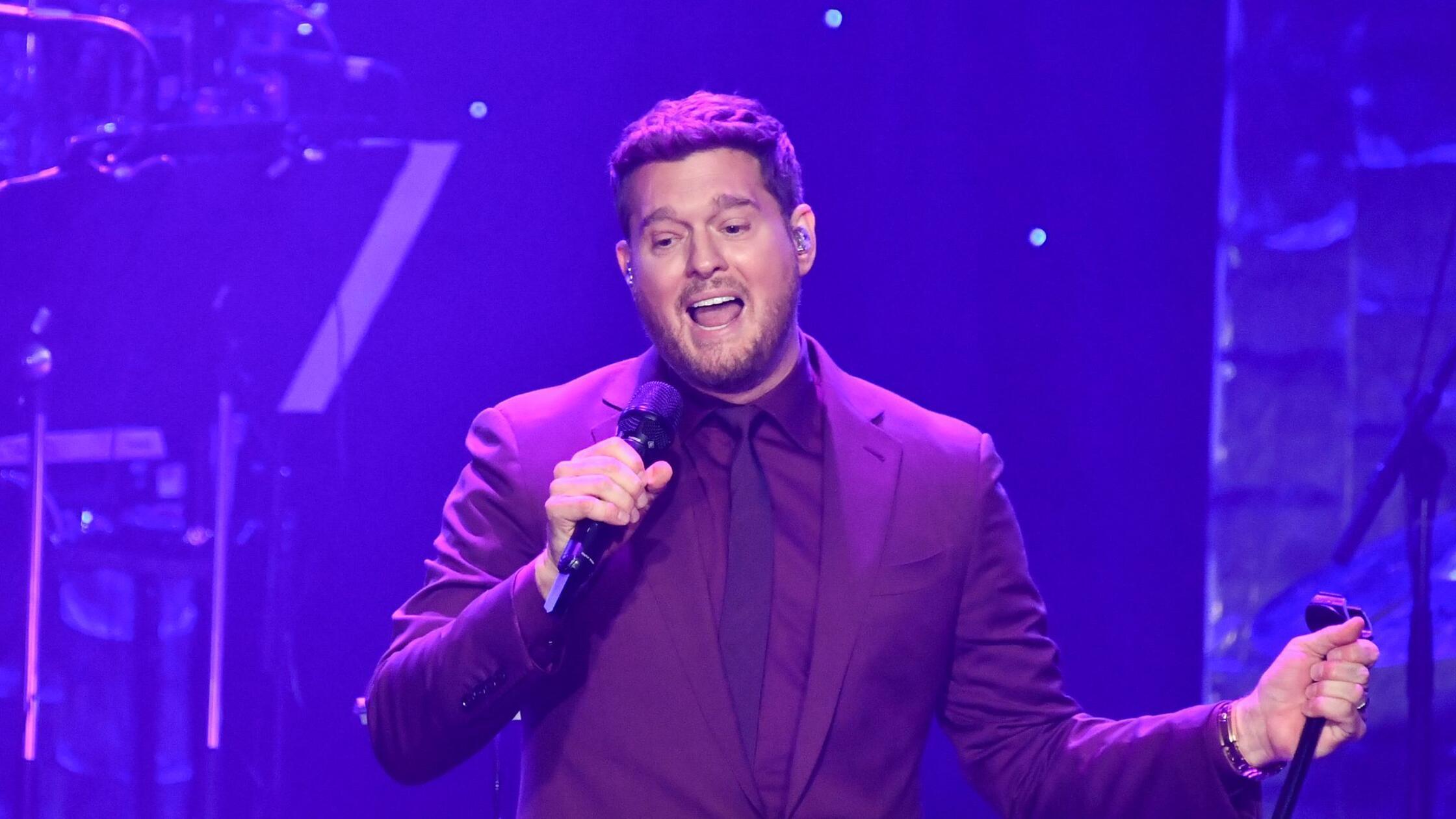 Papst Leo geht in Konzert von Michael Bublé