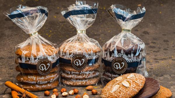 Platz 3: <b>Witte Spezialitäten</b> widmet sich unter anderem den Lebkuchen. Deren Elisen-Lebkuchen zeichnen sich durch einen hohen Haselnussanteil von 38 Prozent aus reinen Haselnüssen aus. Alle Nüsse mahlt und röstet das Team frisch. Die Nürnberger Handwerkslebküchnerei hat mehrere Standorte, beispielsweise in der Nürnberger Altstadt, in der Spitalgasse 4. 646 Stimmen holte sich das Team in unserem Voting und schafft es damit auf das Treppchen und den dritten Platz.