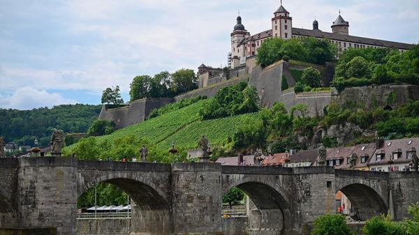 Alte Main Brücke und Schloss Marienberg in Würzbur