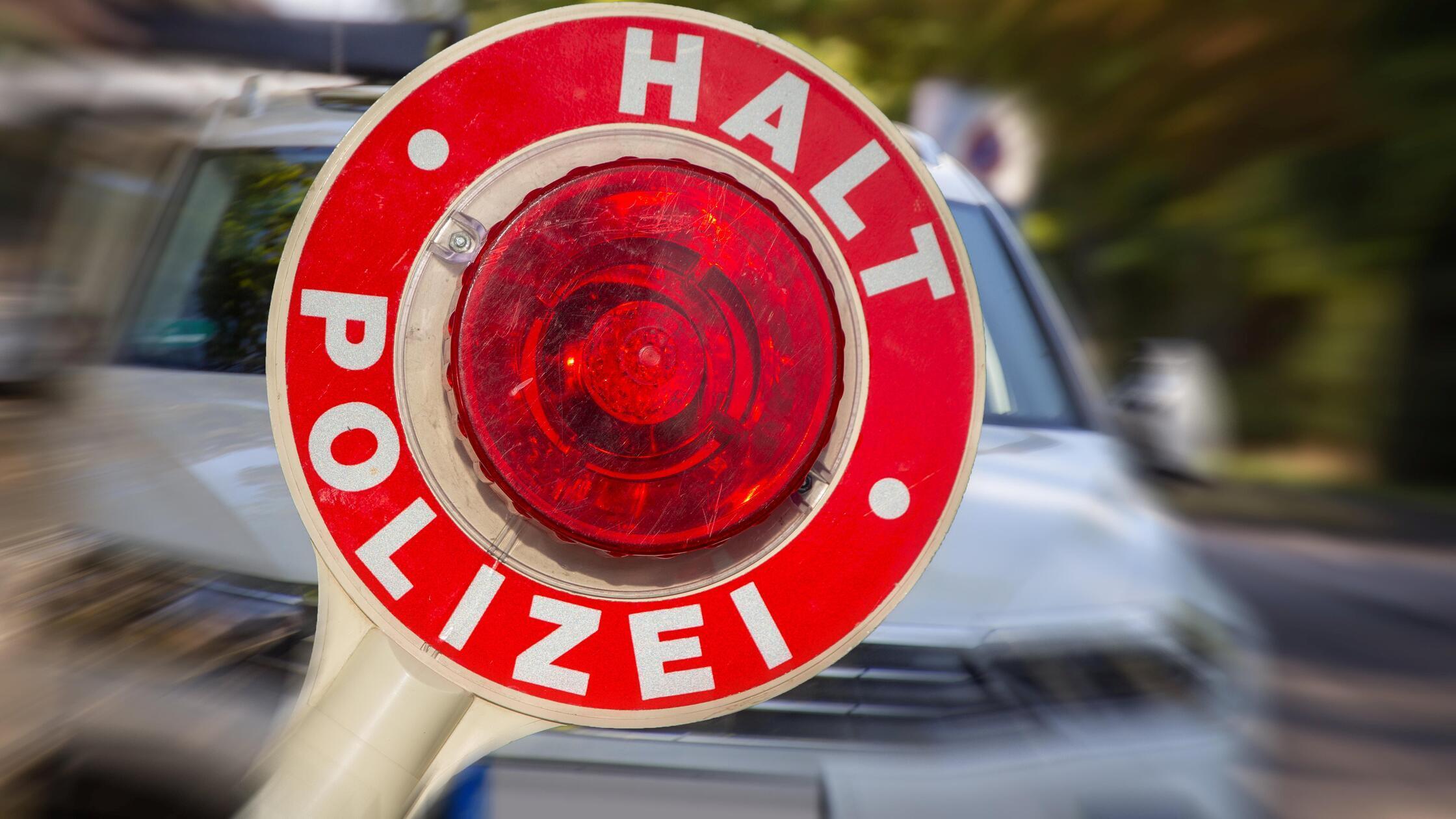 Aggressive and dangerous: 19-year-old drives like a hooligan between Roth ...