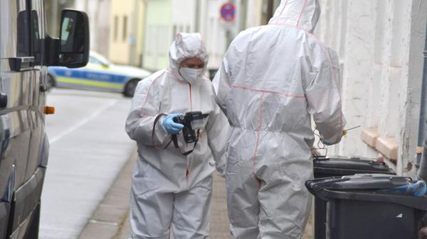 Polizei und Spurensicherung untersuchen am Diensta