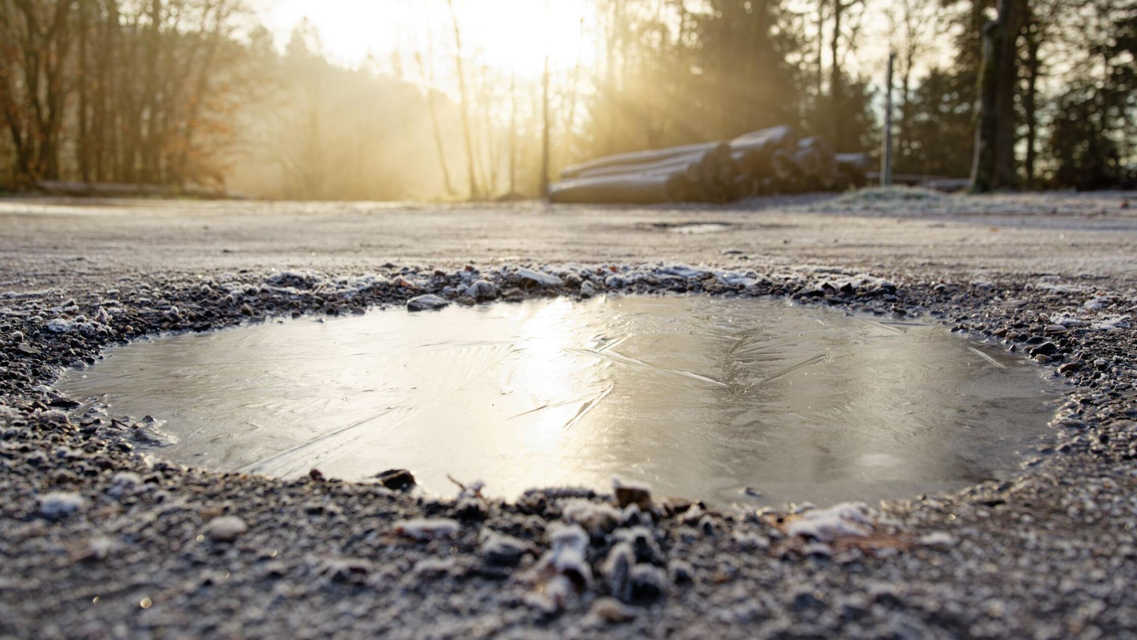 Zaradi poledice in megle voznikom priporočajo previdnost