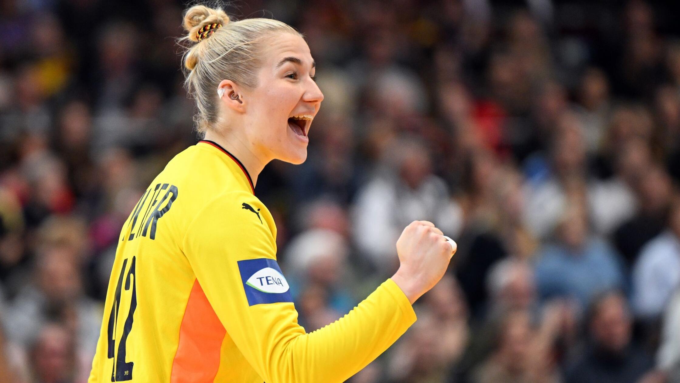 https://images.nordbayern.de/image/contentid/policy:1.14927267:1764916385/Handball_Frauen_WM_Montenegro__Deutschland_Ha.jpg?%24p%24f%24h%24m%24w=5f8fa2f&f=16%3A9&h=338&m=FIT&w=600