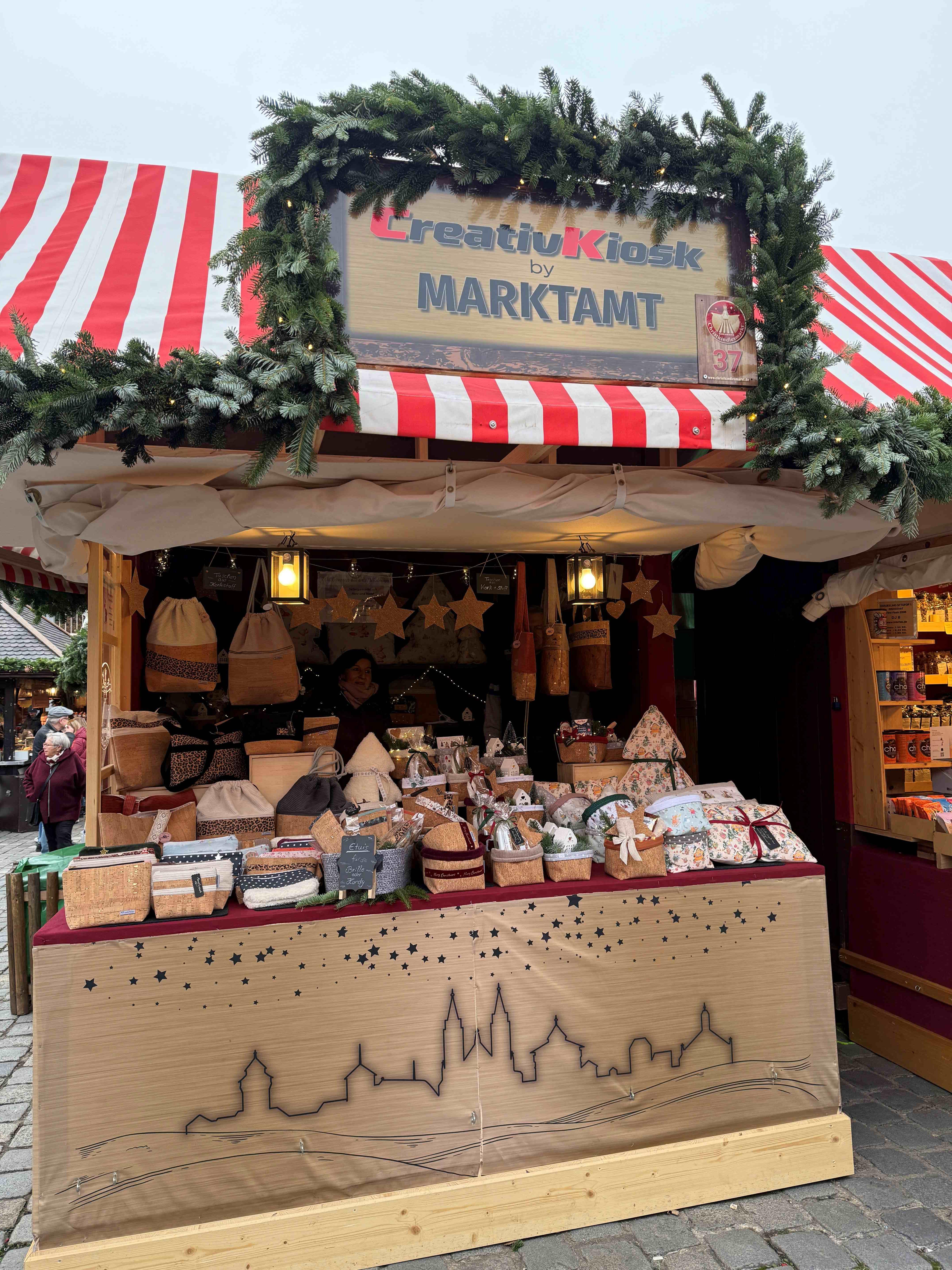 Bei der Bude 37 CreativKiosk by Marktamt pr&auml;sentieren wechselnde K&uuml;nstlerinnen und K&uuml;nstler&nbsp;mit kreativem Design ihre Produkte.