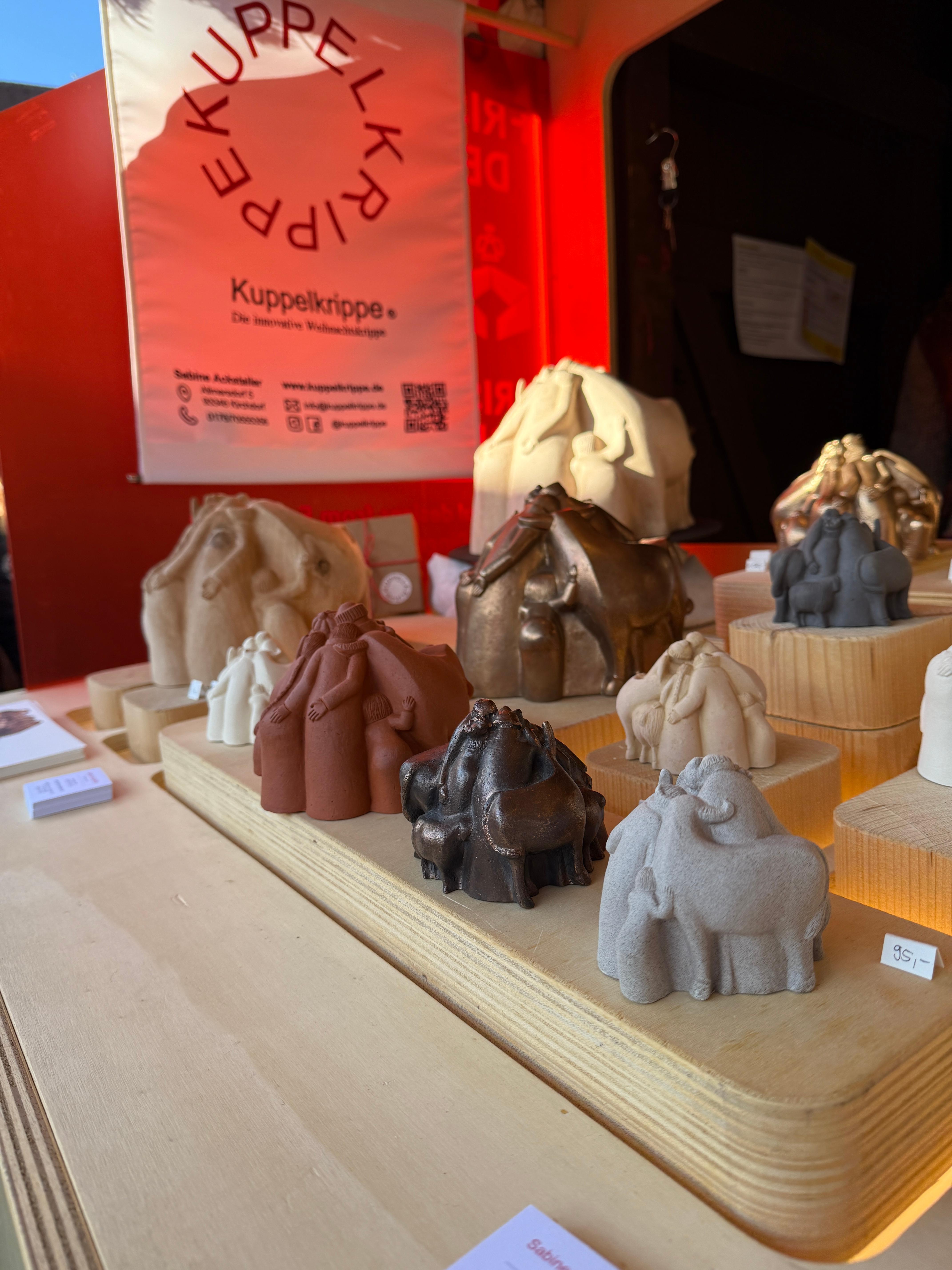 An Bude 108 pr&auml;sentiert FrischesDesign wechselnde Designer:innen mit handgefertigten Unikaten - im Bild die Produkte von Kuppelkrippe.