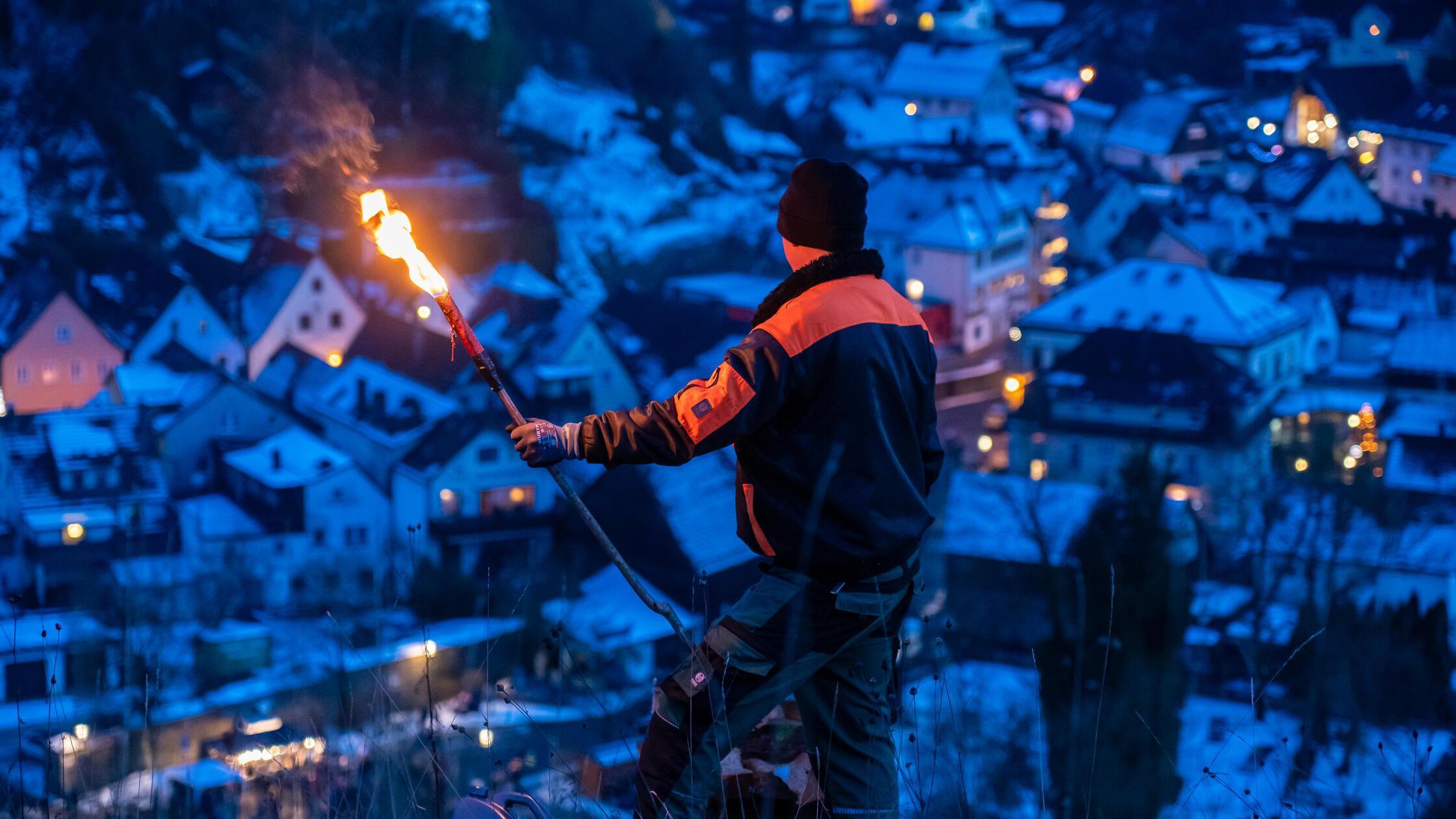 Als wÃ¼rden die Berge brennen: 1.000 Feuer bringen