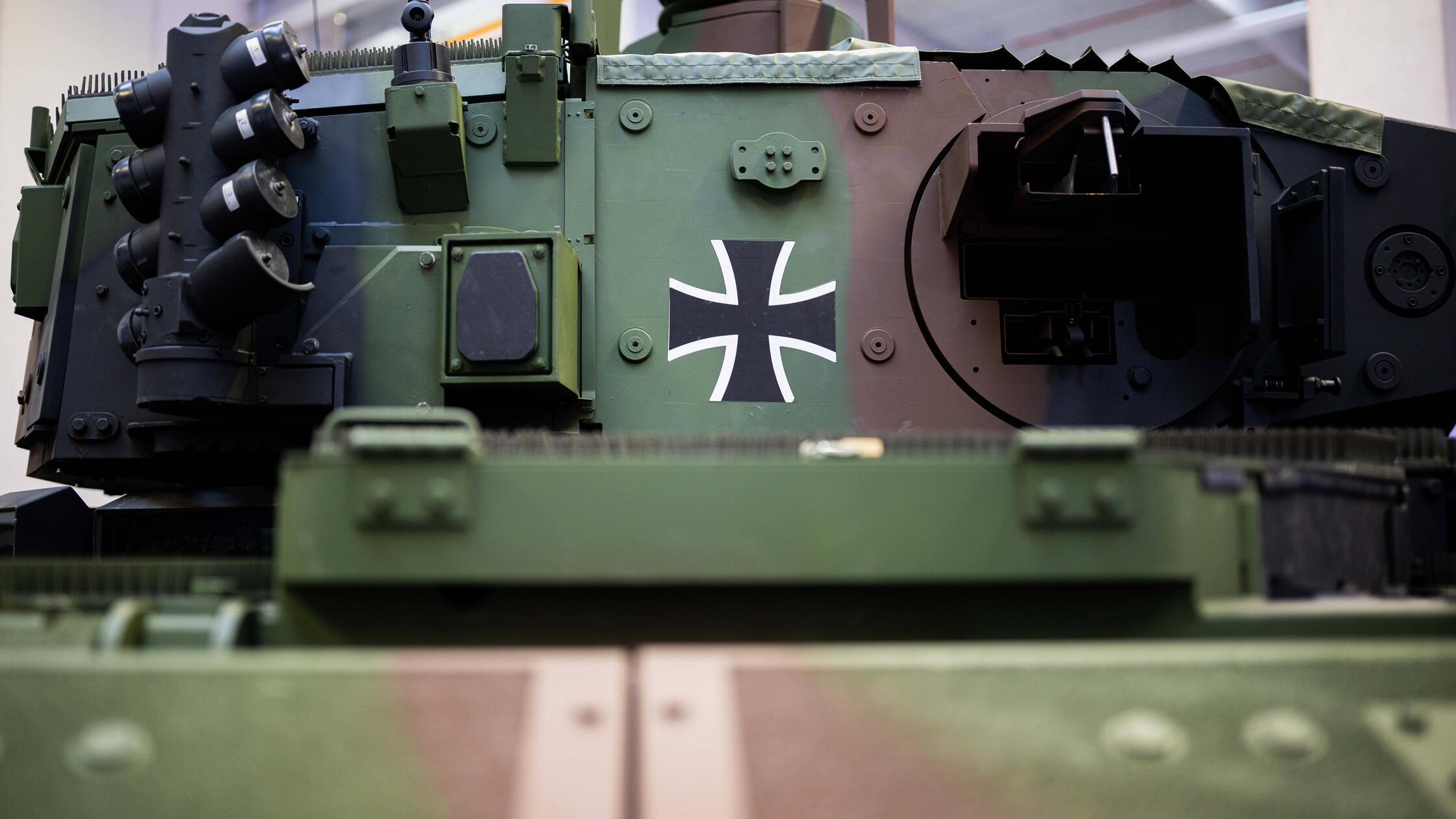 Panzer-statt-Porsche-Wie-die-fr-nkische-Wirtschaft-vom-R-stungsboom-profitieren-will