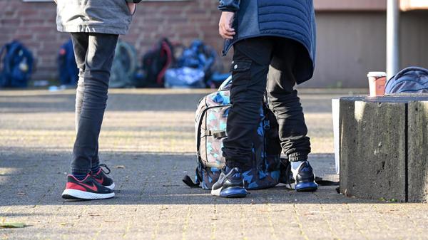 Schüler im Pausenhof