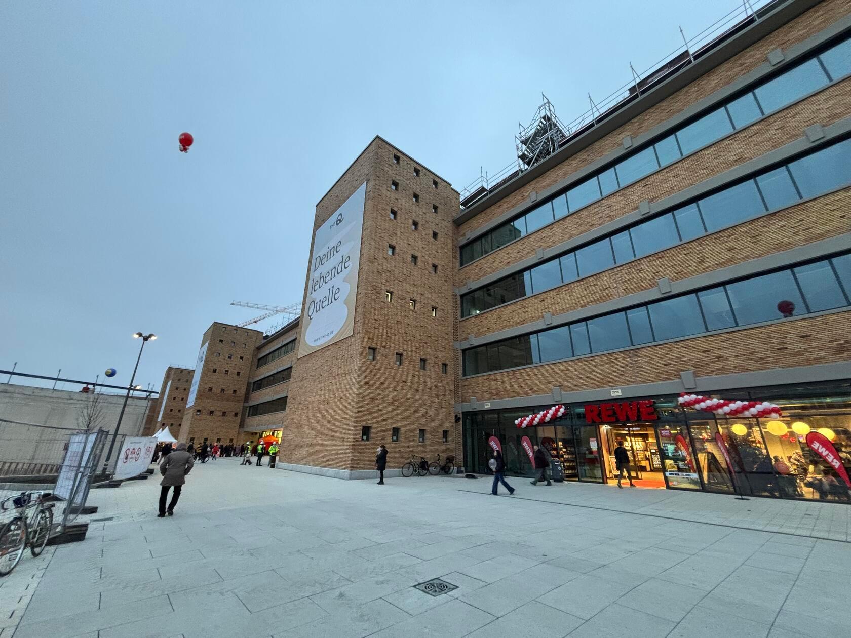 16 Jahre lang stand das Quelle-Areal weitestgehend leer - damit war es die zweitgrößte leerstehende Immobilie Deutschlands nach dem Flughafen Berlin-Tempelhof. Nun sind die ersten Mieter in das neueröffnete Quelle-Areal "The Q" eingezogen.