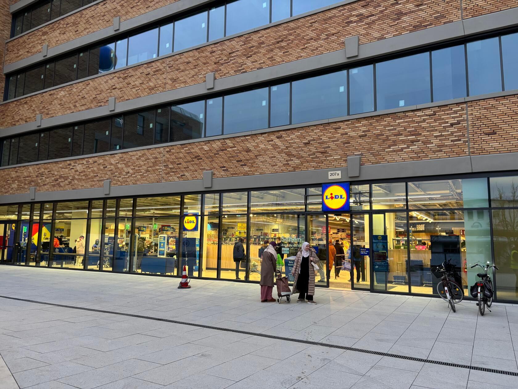 Der Discounter Lidl und der Supermarkt Rewe sind schon eingezogen.