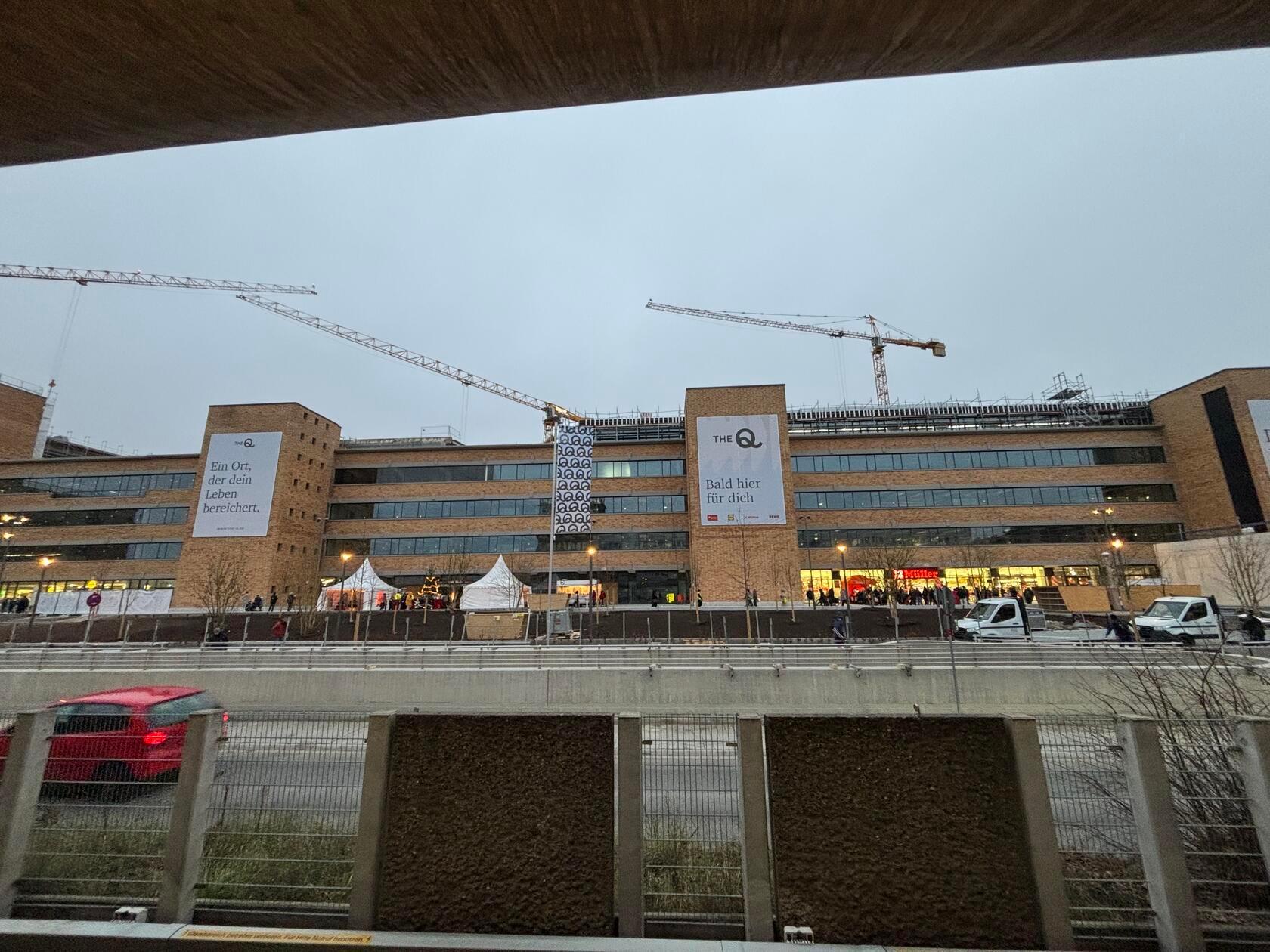 Blick auf "The Q" vom U-Bahnhof Eberhardshof.