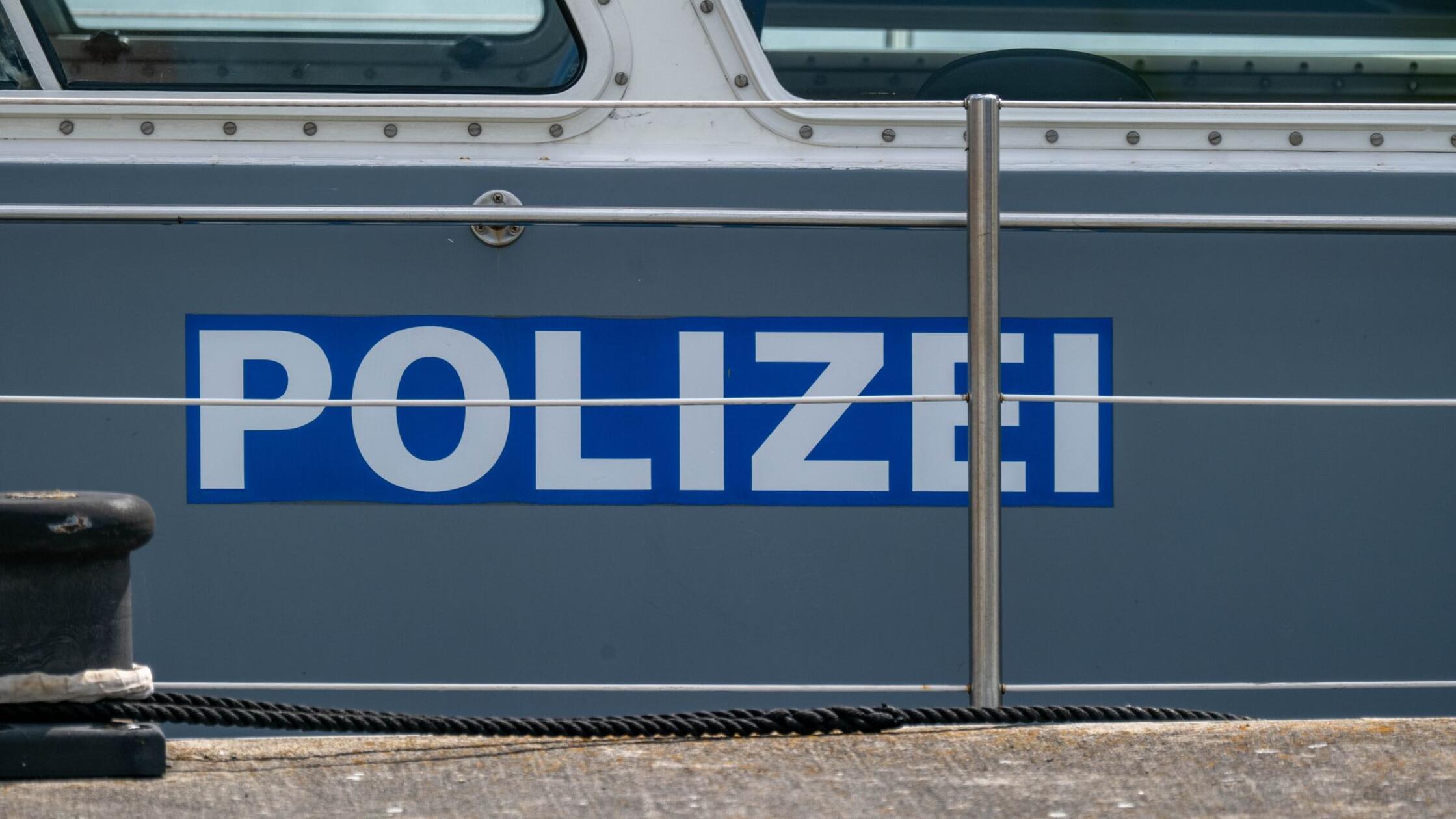 Passagierschiff kracht gegen Brücke in Main-Donau-Kanal