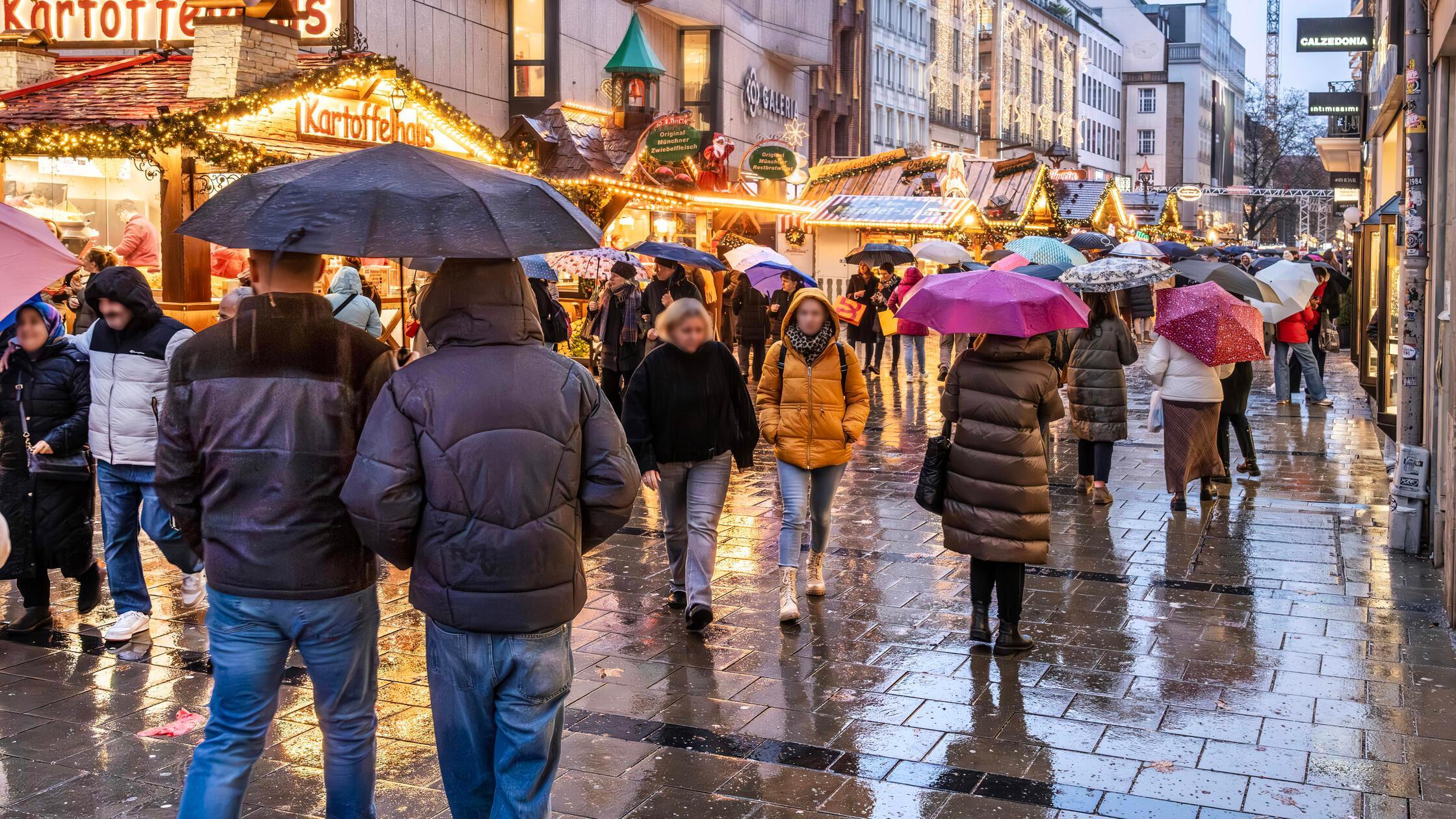 Weihnachtsmarkt im Regen? Trüber Start ins Wochenende in Bayern - DWD warnt