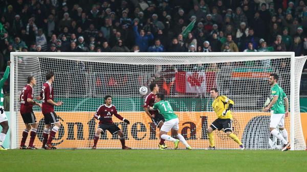 254. Frankenderby: Pribs Treffer ins Glück Am 20. Dezember 2011 empfing der FCN, damals Bundesligist, den Zweitligisten aus Fürth im Achtelfinale des DFB-Pokals. Auf dem Rasen war kein Klassenunterschied zu erkennen: Bereits in der 15. Minute gelang Edgar Prib nach einem Eckball der goldene Treffer des Abends, der FCN schaffte es trotz einer fast halbstündigen Überzahl nicht, zum Ausgleich zu kommen.