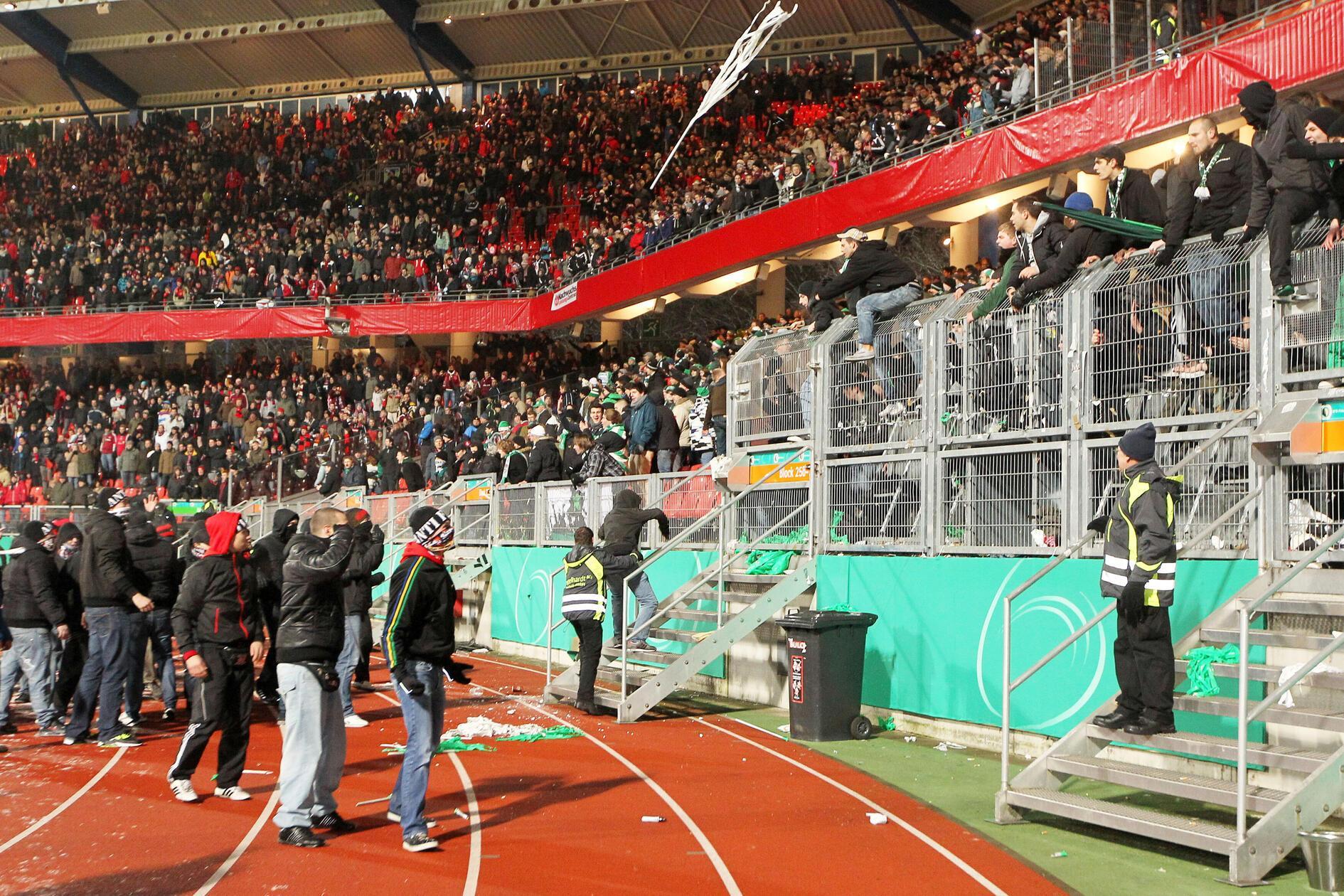 254. Frankenderby: Pribs Treffer ins Glück Bundesweite Schlagzeilen machte die Partie vor allem wegen der Vorkommnisse nach Abpfiff: Rund 200 frustrierte FCN-Fans stürmten den Innenraum des Stadions und suchten die Konfrontation mit den feiernden Fürthern. "Der Platzsturm der Zigarettenbürschle", titelte die "Zeit" damals.