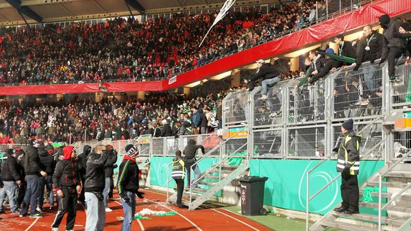 254. Frankenderby: Pribs Treffer ins Glück Bundesweite Schlagzeilen machte die Partie vor allem wegen der Vorkommnisse nach Abpfiff: Rund 200 frustrierte FCN-Fans stürmten den Innenraum des Stadions und suchten die Konfrontation mit den feiernden Fürthern. "Der Platzsturm der Zigarettenbürschle", titelte die "Zeit" damals.