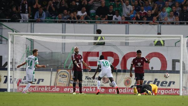 257. Frankenderby: FCN geht im Ronhof unter Einen wahren Festtag erlebten die Fürther Fans am 11. August 2014: Mit 5:1 fegte das Kleeblatt über den FCN hinweg und sorgte für einen historischen Sieg. Abdul Rahman Baba, der tags darauf nach Augsburg in die Bundesliga wechselte, trug sich zum Abschied mit einem Derby-Doppelpack in die Geschichtsbücher der Spielvereinigung ein.