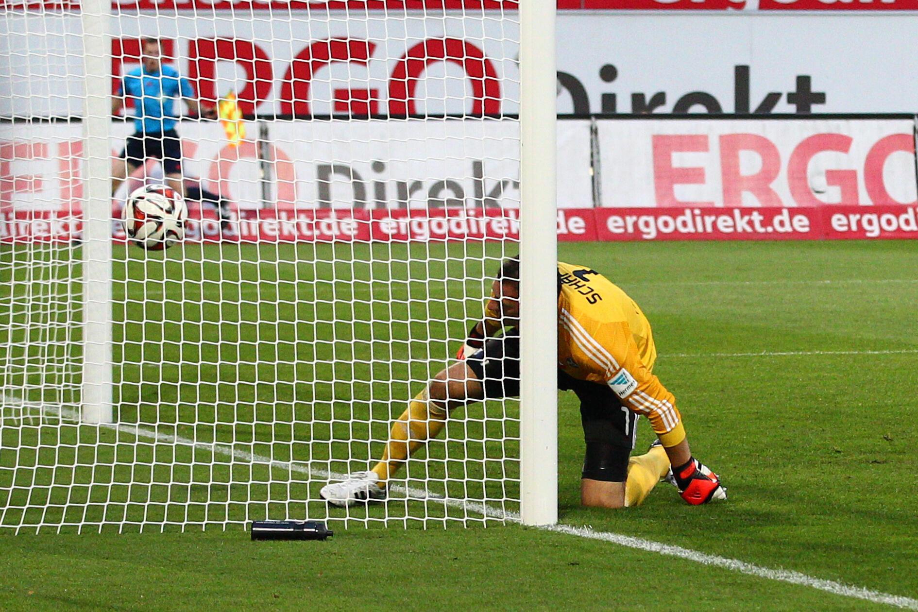 257. Frankenderby: FCN geht im Ronhof unter Schwarzer Tag für Raphael Schäfer: Gleich fünfmal durfte er die Kugel aus dem eigenen Netz holen.