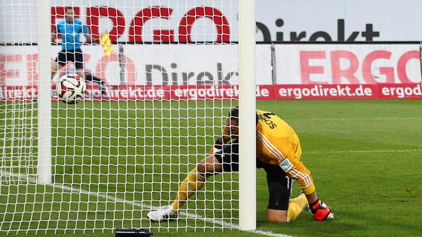 257. Frankenderby: FCN geht im Ronhof unter Schwarzer Tag für Raphael Schäfer: Gleich fünfmal durfte er die Kugel aus dem eigenen Netz holen.