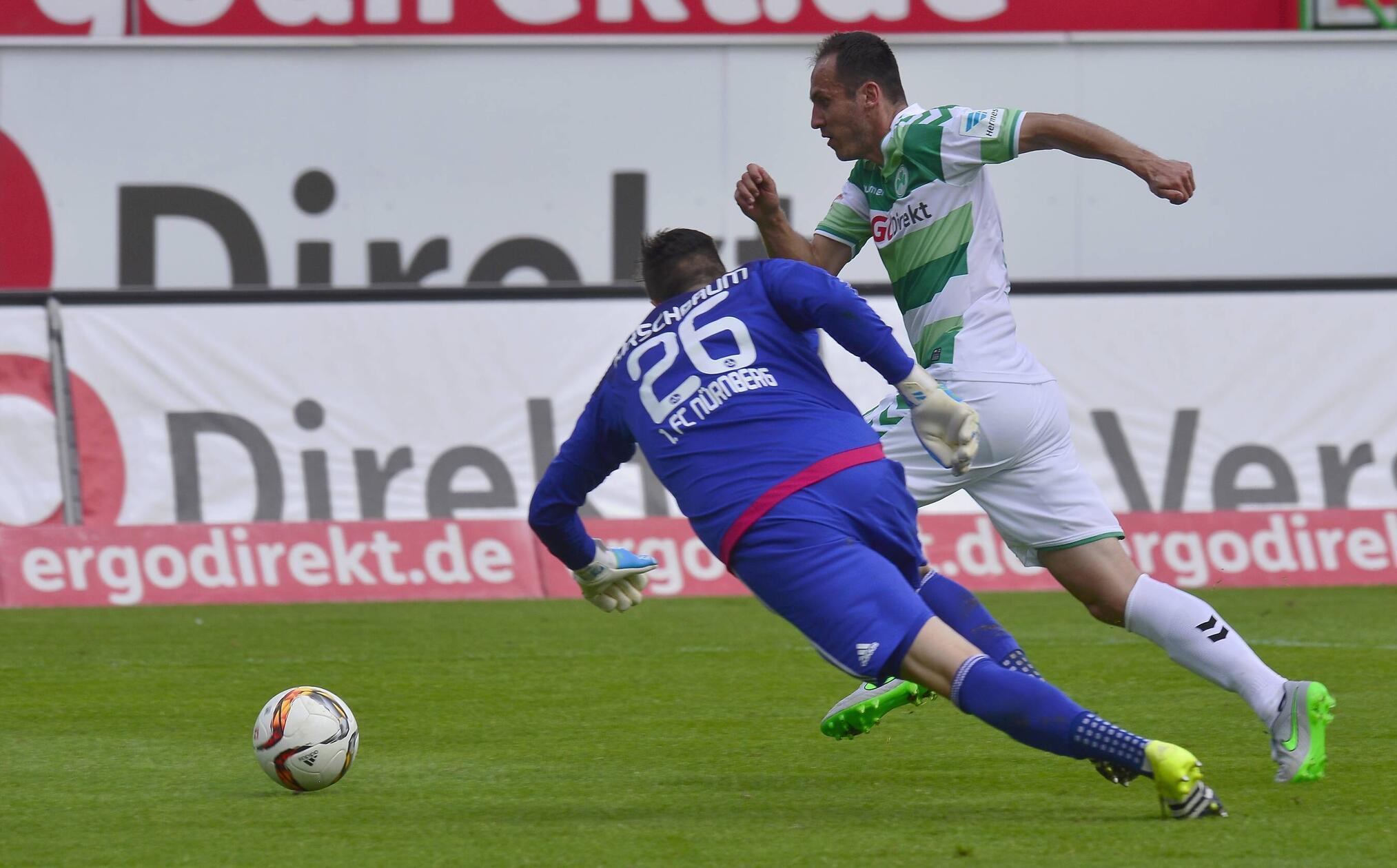 259. Frankenderby: Freis hat das letzte Wort Ein wildes Hin und Her lieferten sich die beiden fränkischen Traditionsvereine am 13. September 2015: Burgstaller brachte den FCN früh in Führung, das Kleeblatt drehte die Partie durch Berisha und einen Abseitstreffer von Weilandt. Fünf Minuten vor Ende glich Schöpf für den 257. Frankenderby: FCN geht im Ronhof unter FCN aus - doch in der 2. Minute der Nachspielzeit umkurvte Freis FCN-Keeper Kirschbaum...