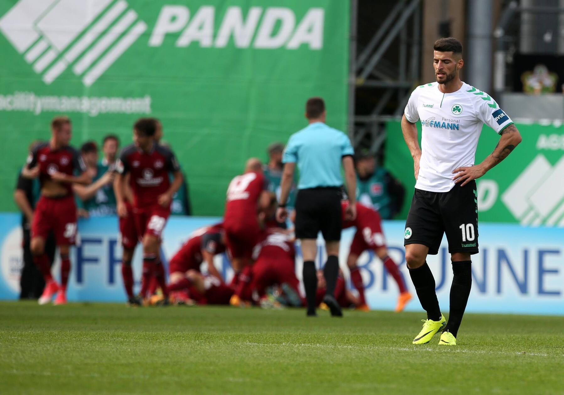 263. Frankenderby: Behrens bricht langen Fluch Nach fast 38 Jahren durften die FCN-Fans wieder einen Sieg im Ronhof bejubeln. Das Derby am 8. Spieltag der Saison 2017/2018 sollte zudem richtungsweisend sein: Am Ende der Saison stieg der 1. FC Nürnberg in die Bundesliga auf, die Spielvereinigung hielt nur mit großer Mühe die Klasse.