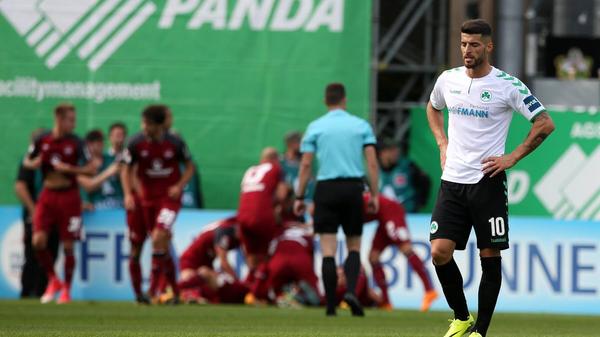 263. Frankenderby: Behrens bricht langen Fluch Nach fast 38 Jahren durften die FCN-Fans wieder einen Sieg im Ronhof bejubeln. Das Derby am 8. Spieltag der Saison 2017/2018 sollte zudem richtungsweisend sein: Am Ende der Saison stieg der 1. FC Nürnberg in die Bundesliga auf, die Spielvereinigung hielt nur mit großer Mühe die Klasse.