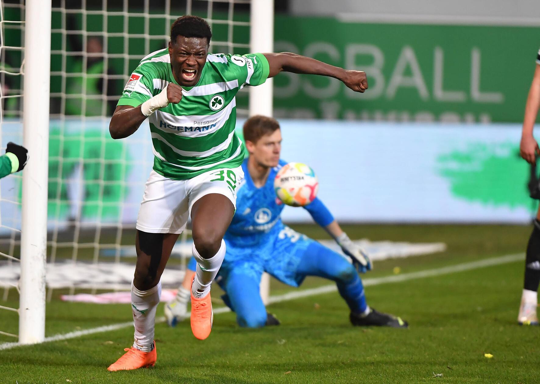 270. Frankenderby: Aches später Schocker Am 4. Februar 2023 steuerte das Derby lange Zeit auf ein torloses Unentschieden zu. Hrgota hatte in der ersten Halbzeit einen Elfmeter an die Latte genagelt, auch ansonsten fehlte den Fürthern die Fortune vor dem Tor des FCN. Doch in der Nachspielzeit fand eine Flanke Ragnar Ache. Erst scheiterte der Fürther Mittelstürmer noch an Vindahl im Nürnberger Kasten, doch der Nachschuss saß - das späte 1:0 für die Spielvereinigung.