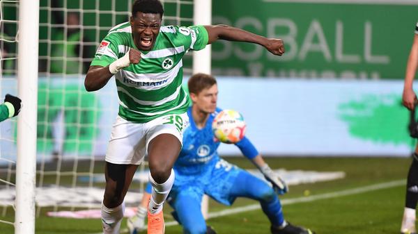 270. Frankenderby: Aches später Schocker Am 4. Februar 2023 steuerte das Derby lange Zeit auf ein torloses Unentschieden zu. Hrgota hatte in der ersten Halbzeit einen Elfmeter an die Latte genagelt, auch ansonsten fehlte den Fürthern die Fortune vor dem Tor des FCN. Doch in der Nachspielzeit fand eine Flanke Ragnar Ache. Erst scheiterte der Fürther Mittelstürmer noch an Vindahl im Nürnberger Kasten, doch der Nachschuss saß - das späte 1:0 für die Spielvereinigung.