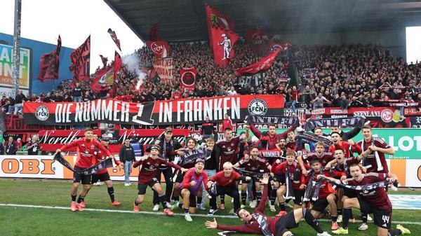 273. Frankenderby: FCN stürmt den Ronhof Am Ende stand ein saftiges 0:4 für den 1. FC Nürnberg. Für den FCN ein Feiertag, für das Kleeblatt ein Fiasko mit Folgen: Alexander Zorniger und Rachid Azzouzi wurden wenig später freigestellt.