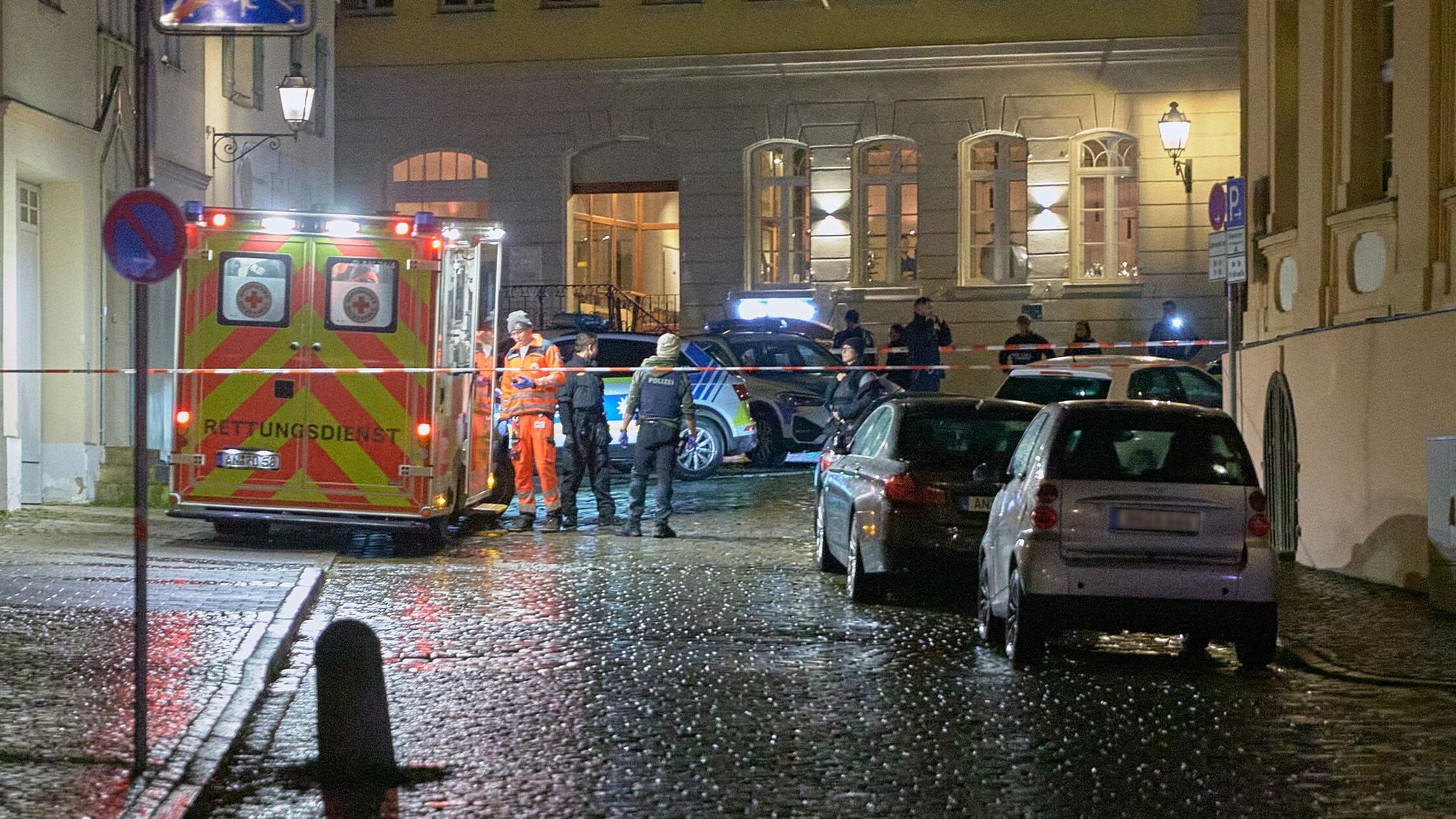 Mann randaliert in Ansbach und geht mit Messer auf Polizisten zu - Beamter schießt ihn nieder