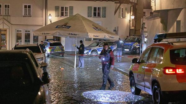 Polizisten suchen in der Innenstadt von Ansbach de