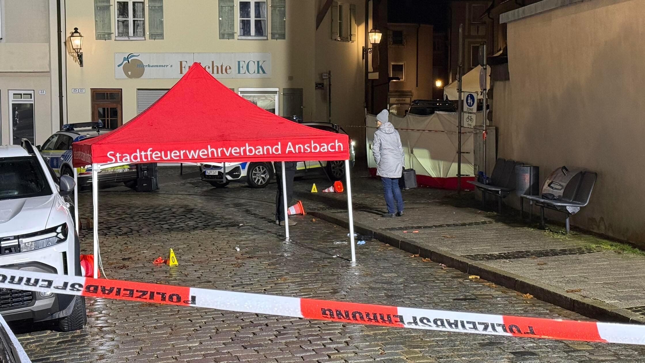 Der 47-jährige Mann sei am Abend des 6. Dezembers, kurz nach 23 Uhr, mit einem Messer auf mehrere Polizisten zugegangen und habe auch nach einem Warnschuss nicht angehalten, sagte ein Sprecher der Polizei auf Anfrage der Deutschen Presse-Agentur.