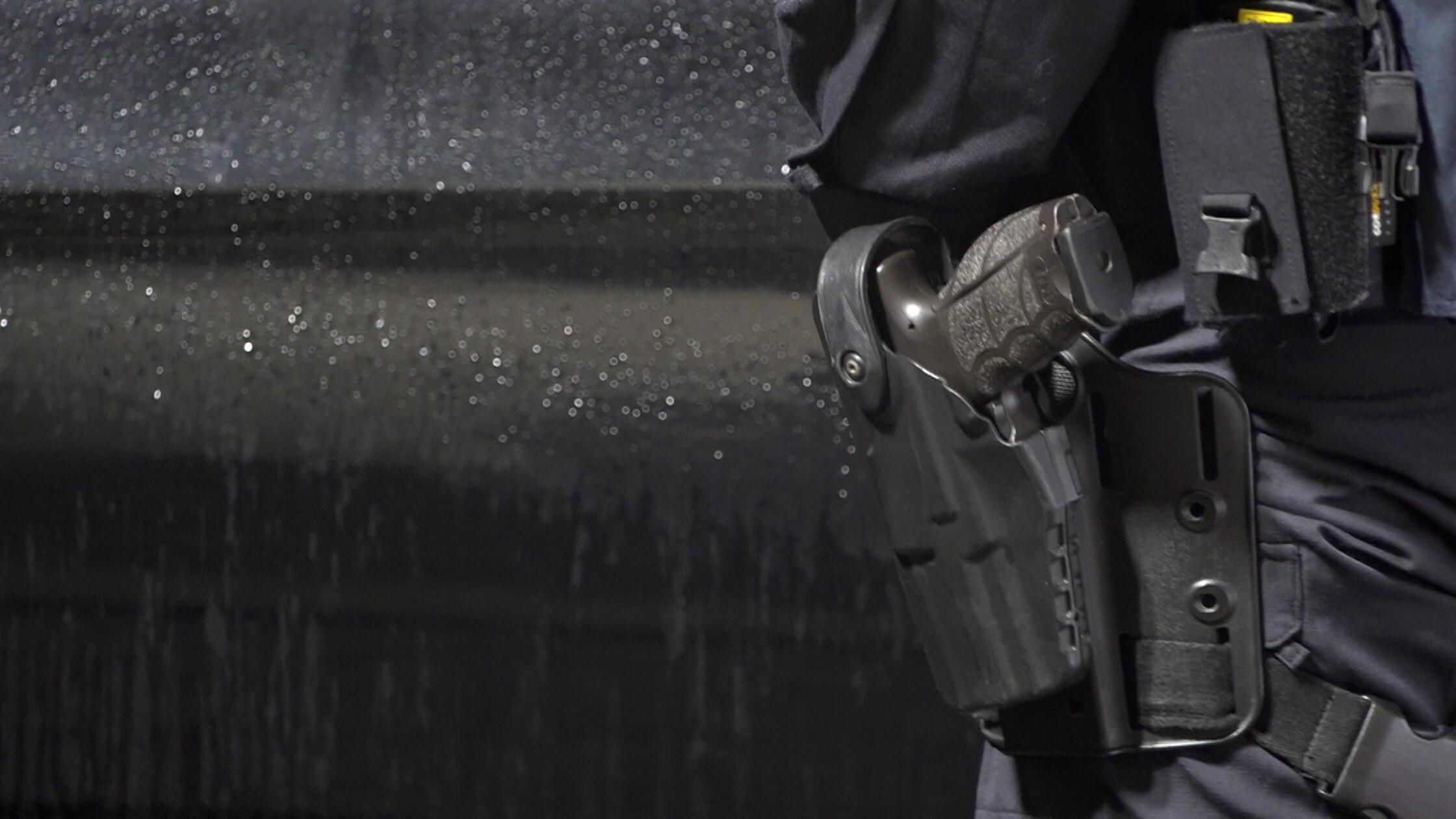 Daraufhin habe ihm ein Beamter ins Bein geschossen. Der Mann wurde nach einer Erstversorgung durch die Polizisten in ein Krankenhaus gebracht, wo er derzeit behandelt wird. Lebensgefahr bestehe laut Angaben der Polizei nicht.