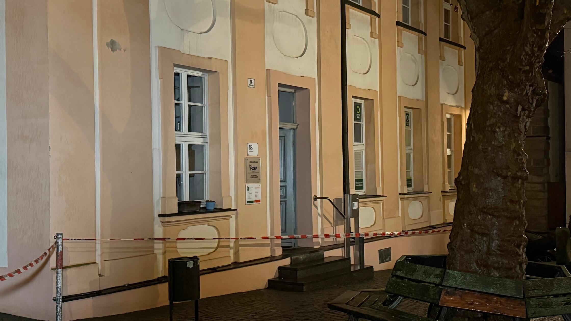 Der Mann habe zuvor in der Wohnung seiner Mutter randaliert, sagte der Sprecher weiter. Die Frau habe sich bei einer Nachbarin in Sicherheit bringen können.