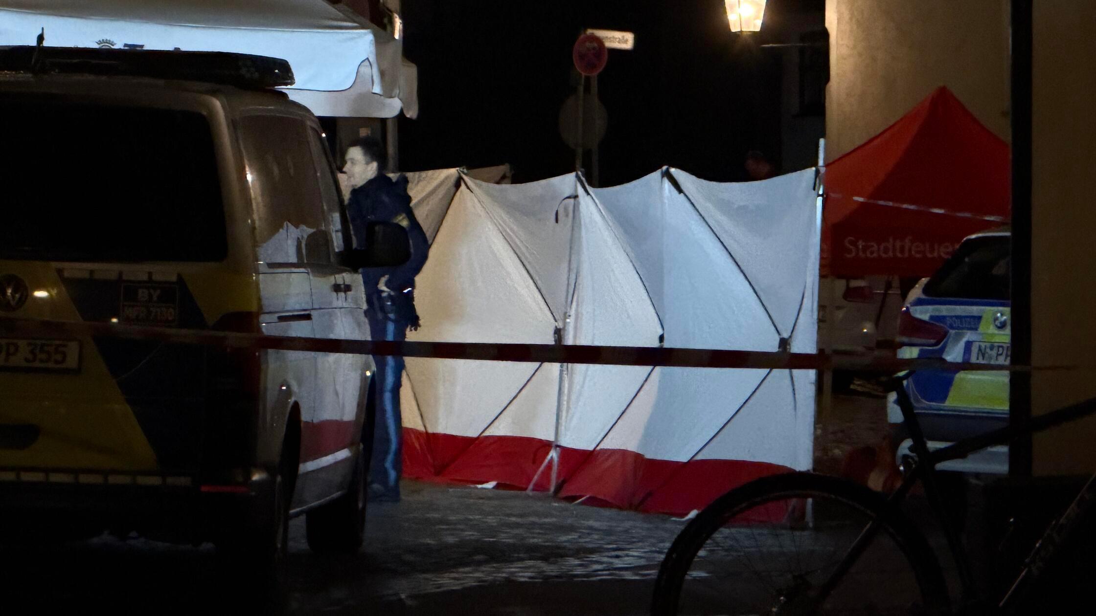 Als eine erste Streife eintraf, hätten die Beamten festgestellt, dass der 47-Jährige sich mit einem Messer bewaffnet hatte, heißt es weiter in der Mitteilung vom Sonntagmorgen. Die Polizisten zogen sich daraufhin aus der Wohnung zurück und forderten Unterstützung an.