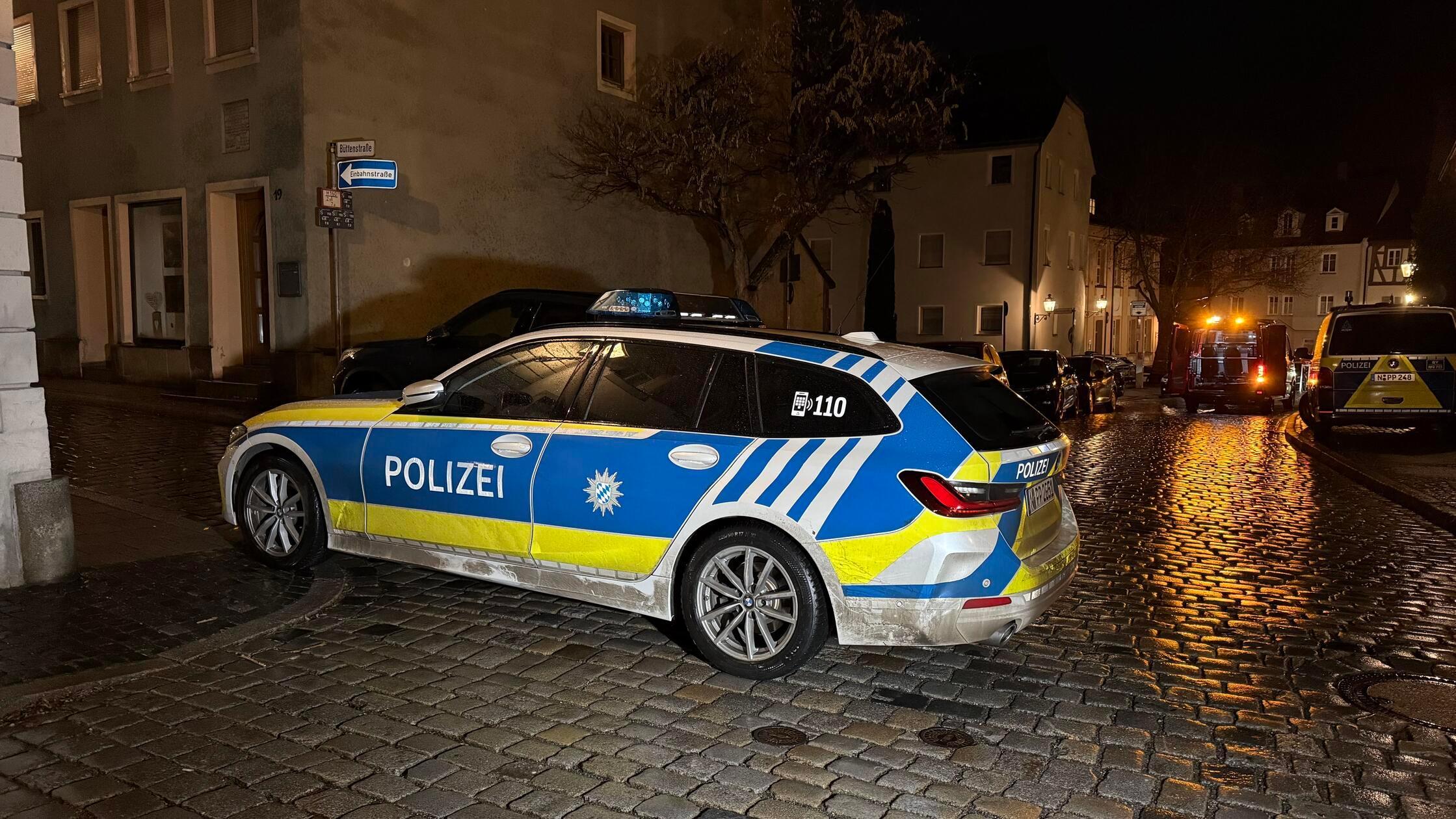 Nach aktuellem Ermittlungsstand der Polizei habe der Tatverdächtige kurz darauf die Wohnung verlassen. Da er dabei „weiterhin sichtbar ein Messer mit sich führte“, hätten die Beamten ihn dann mehrfach aufgefordert, das Messer wegzulegen. Der Mann habe die Aufforderungen jedoch ignoriert und sei stattdessen auf die Beamten zugegangen.